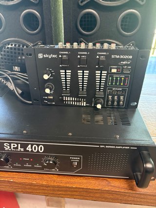 Mezclador Skytec con 2 Altavoces