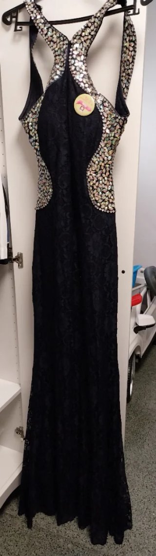 Vestido de fiesta negro con pedrería.