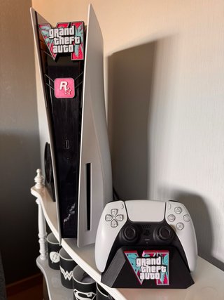 Frontal PS5 + Soporte para Mando GTA VI | Edición