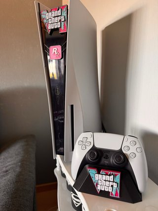 Frontal PS5 + Soporte para Mando GTA VI | Edición