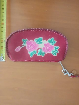 Bolso de mano granate con flores