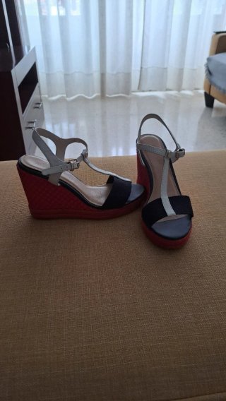 Sandalias Tommy Hilfiger cuña roja y blanca