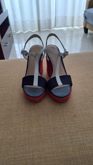 Sandalias Tommy Hilfiger cuña roja y blanca