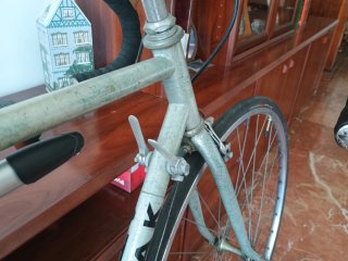 Bicicleta de carretera plateada
