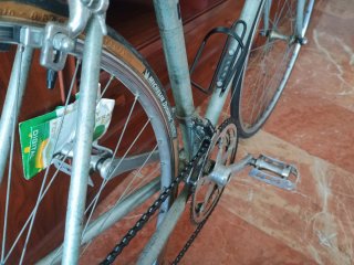 Bicicleta de carretera plateada