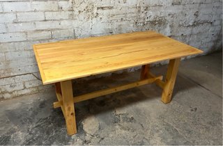 Tavolo in legno rustico