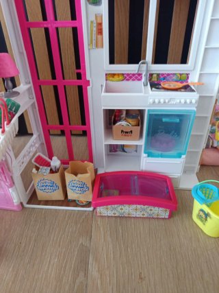 Casa Barbie con bambole e accessori