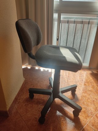 Silla de oficina gris