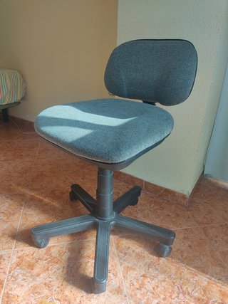 Silla de oficina gris