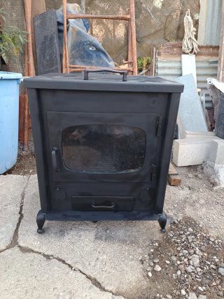 Chimenea de metal negra con ventana.