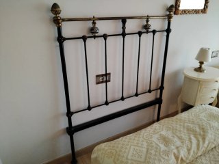 Cabecero de forja con detalles dorados cama 105cm
