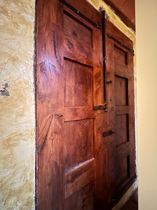 Puerta madera antigua restaurada
