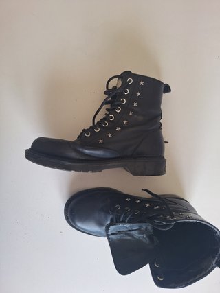 Anfibi Guess pelle nera borchie stella