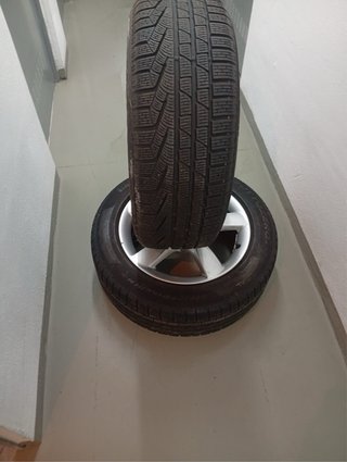 ruedas con las llantas, nuevas de invierno