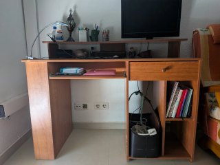 Scrivania in legno con spazio di archiviazione
