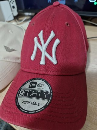 Gorras New Era Rojas y Beige