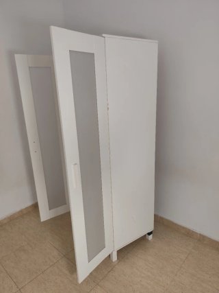 Armario blanco con puertas de cristal