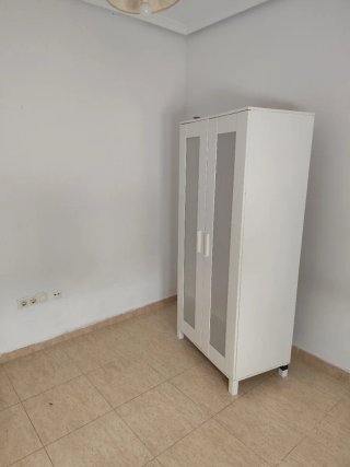 Armario blanco con puertas de cristal