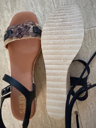 Cuñas de mujer negras y marrones