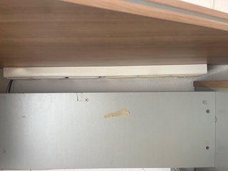 Escritorio con cajonera de madera y metal