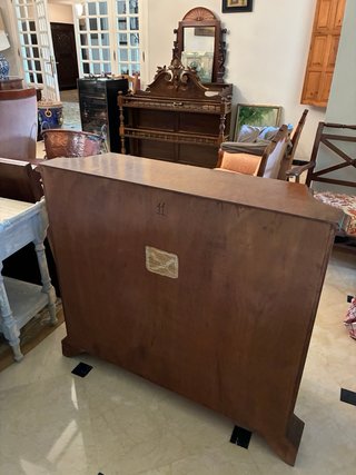 Aparador de madera con cajones y puertas
