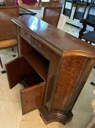 Aparador de madera con cajones y puertas