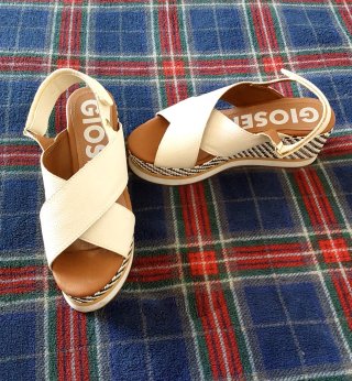 Sandalias cuña Gioseppo beige, negro y blanco.