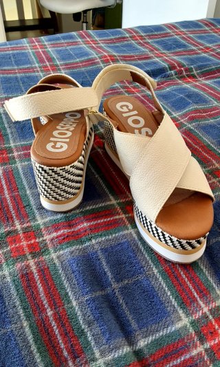 Sandalias cuña Gioseppo beige, negro y blanco.