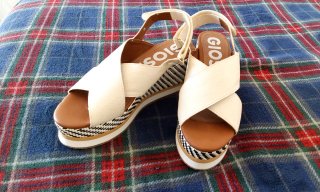 Sandalias cuña Gioseppo beige, negro y blanco.