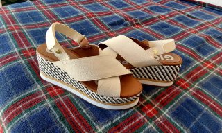 Sandalias cuña Gioseppo beige, negro y blanco.