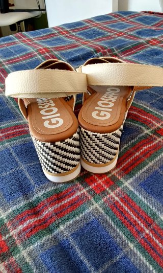 Sandalias cuña Gioseppo beige, negro y blanco.