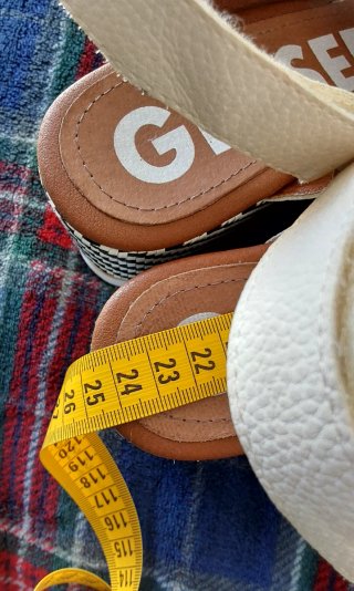 Sandalias cuña Gioseppo beige, negro y blanco.