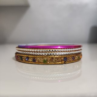 Conjunto 4 Pulseras Doradas con Piedras