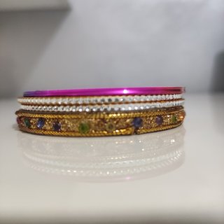 Conjunto 4 Pulseras Doradas con Piedras