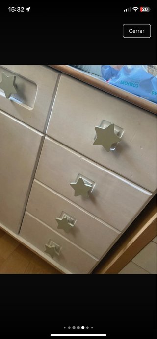 Cuna de madera con colchón y comoda cambiador