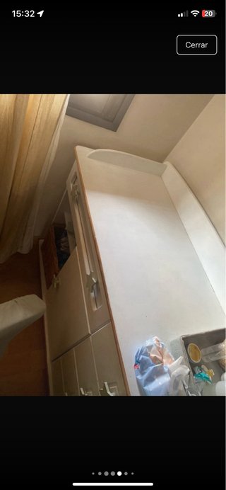 Cuna de madera con colchón y comoda cambiador