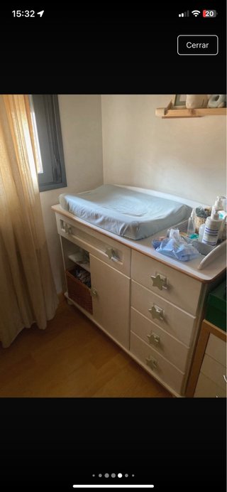 Cuna de madera con colchón y comoda cambiador