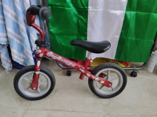 Bicicleta de equilibrio roja