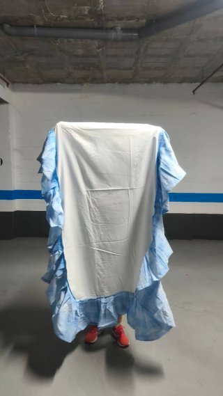 Cojín con faldón y cortinas