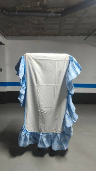 Cojín con faldón y cortinas