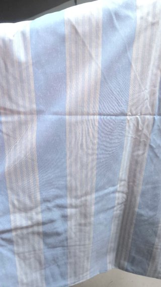 Cojín con faldón y cortinas