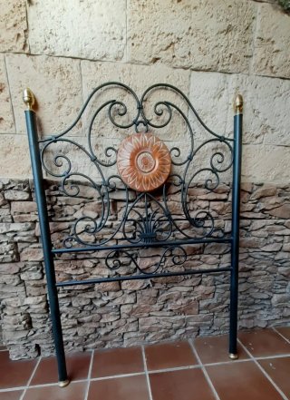 Cabecero de forja con detalle terracota
