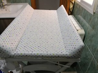 Cambiador de bebé gris