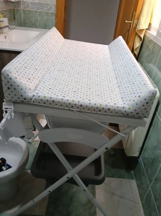 Cambiador de bebé gris