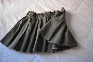 Falda verde militar con volantes