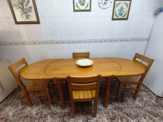 Mesa de cocina y 4 sillas de madera