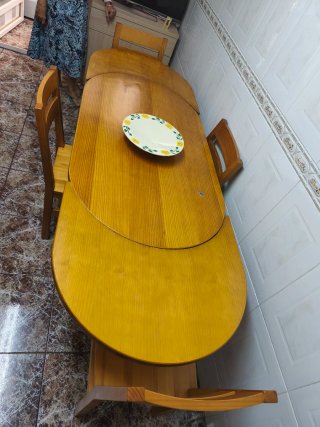 Mesa de cocina y 4 sillas de madera