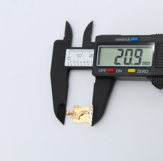 Colgante de oro combinado de 18k. Peso: 1.12 gr.