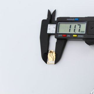 Colgante de oro combinado de 18k. Peso: 1.12 gr.