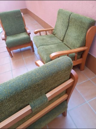Conjunto de sofás de madera y tela